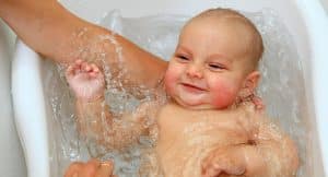 Comment donner le bain à un bébé de manière appropriée